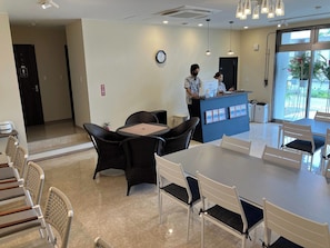 ・[Front] Perfect for workcation! Comfortable desk space for increased efficiency