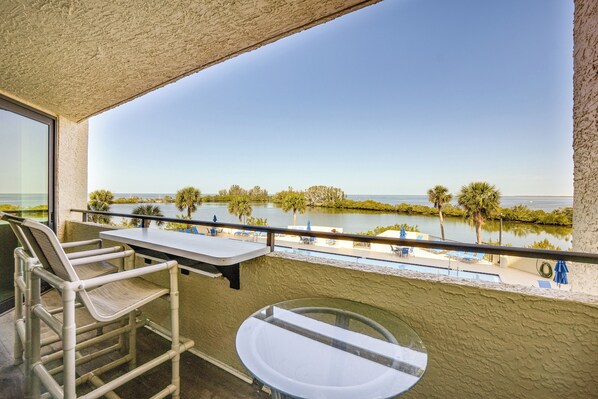 Hudson Vacation Rental | 2BR | 2BA | 950 Sq Ft | Step-Free Access