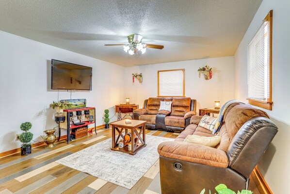 Mountain View Vacation Rental | 2BR | 1.5BA | 1,100 Sq Ft | 4 Steps to Enter