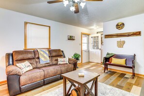 Living Room | Free WiFi | Smart TV | Central A/C