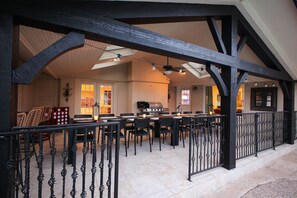 Dine, unwind, repeat! The perfect outdoor setup for delicious meals and great company. 