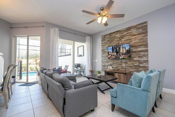Enjoy our spacious open-plan living area, perfect for gatherings. Relax in the living room with a smart TV, prepare meals in the modern kitchen, and dine together in the adjacent dining area.