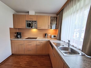 Meubles, Design Intérieur, Bois, Comptoir, Sol, Cuisine, Cabinetry, Sol, Pièce, Evier