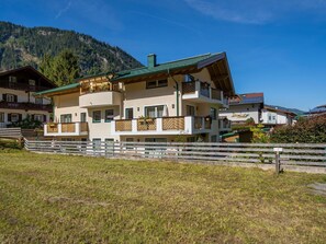 Menschliche Siedlung, Balkon, Gebirge, Estate, Veranda, Villa, Bergdorf, Auffahrt, Hotel, Alpen