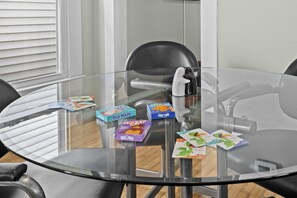 Kitchen: A cozy seating area perfect for enjoying meals or playing board games!