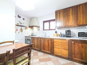 Cocina, Diseño De Interiores, Madera, Piso, Mostrador, Gabinetes, Mueble, Habitación, Techo, Suelo