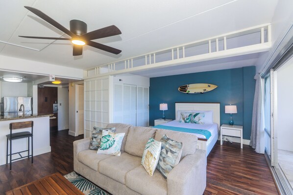 Coastal vibes make this a relaxing spot for your Waikiki getaway!