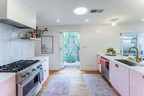 Beautiful fully stocked chefs kitchen 