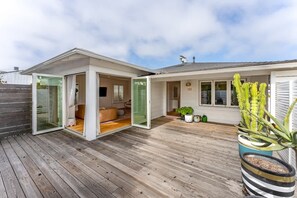 Private outdoor space and mins  from Moonlight Beach. 