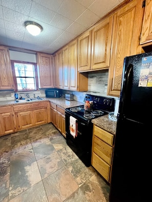Full kitchen 