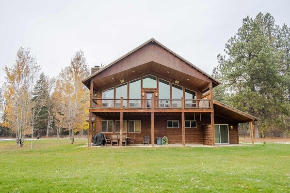 Escape to Flathead River Retreat! 