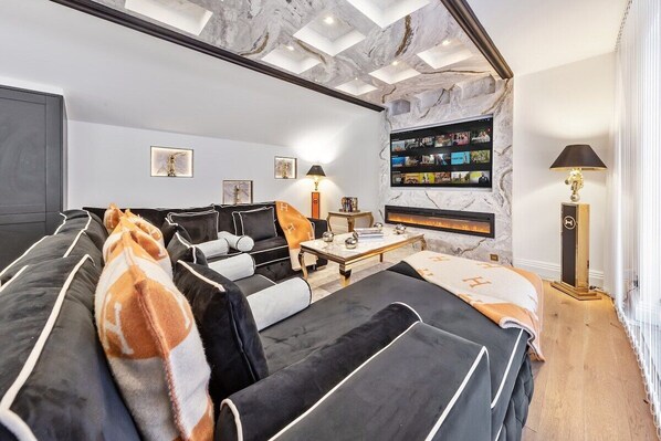 Living Room / Lounge
