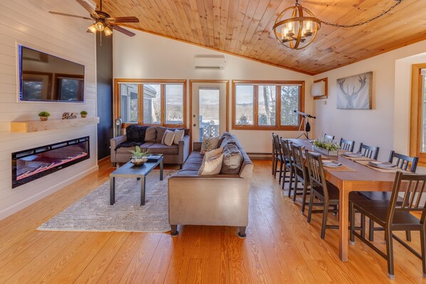 Floor, Flooring, Hardwood, Indoors, Furniture