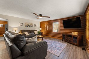 Cozy meets modern – unwind in this inviting cabin living room with rustic charm and all the comforts of home.