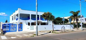Vista frontal de la propiedad