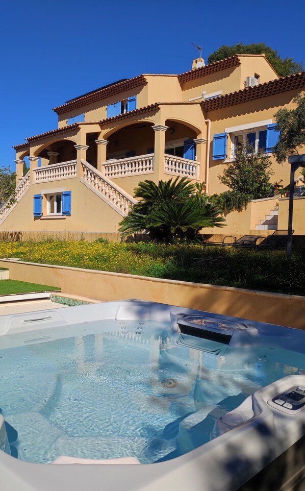 Outdoor spa tub