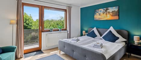 Schlafzimmer mit Blick auf den Garten.
