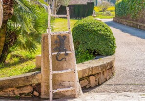 Eingang zur Villa mit einem schönen Garten und Parkplatz.