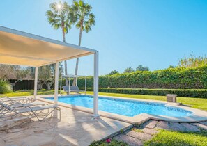 Piscine, aire de jeux et de détente avec transats et chaises longues balinaises.