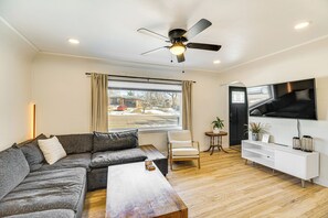 Living Room | Central Heating & A/C | Free WiFi | Smart TV