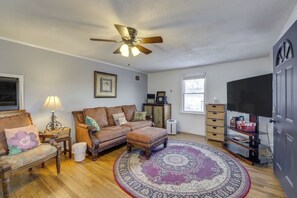 Living Room | Free WiFi | Portable A/C | Smart TV
