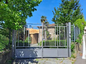 Pflanze, Himmel, Baum, Strassenbelag, Zaun, Grundstueck, Gebäude, Home Fechten, Haus, Fassade