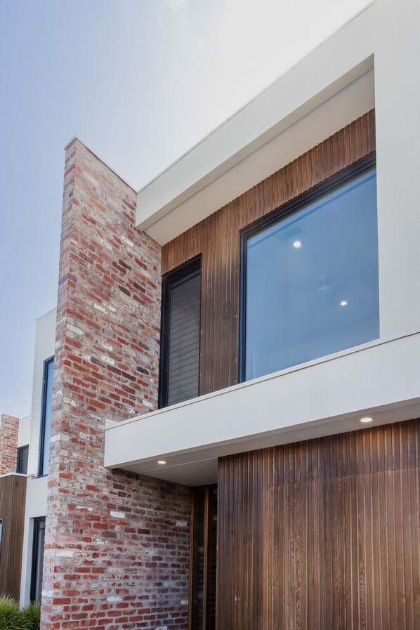 Luxury on the avenue 4 bedroom, 2 bathroom, double garage
