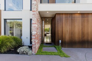 Luxury on the avenue 4 bedroom, 2 bathroom, double garage