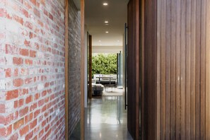 Luxury on the avenue 4 bedroom, 2 bathroom, double garage
