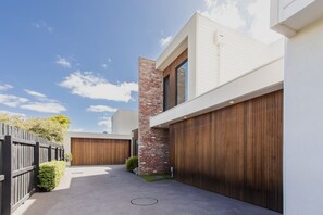 Luxury on the avenue 4 bedroom, 2 bathroom, double garage