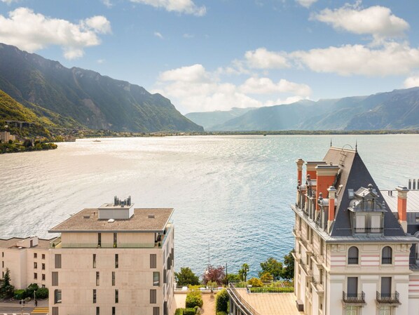 Cloud, Water, Sky, Building, Water Resources, Window, Mountain, House, Lake, Highland