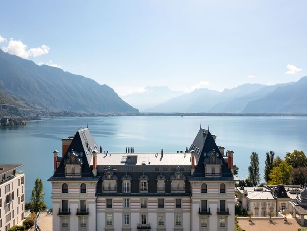 Agua, Cielo, Nube, Montaña, Edificio, Naturaleza, Tierras Altas, Lago, Árbol, Casa