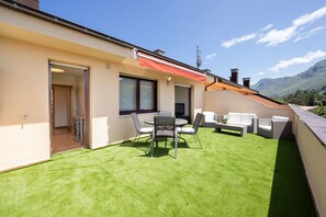Property building,Balcony/Terrace,Kitchen or kitchenette,Living room