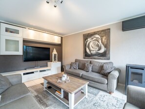 Möbel, Interior Design, Couch, Flooring, Fernsehen, Wohnzimmer, Holz, Fussboden, Zimmer, Decke