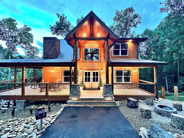 Relax and unwind in this beautiful luxury cabin, secluded by natural landscapes in the Great Smoky Mountains.