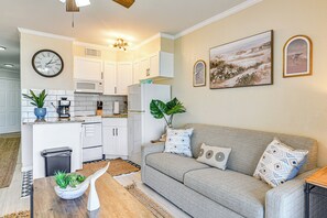 Living Room | Full Sleeper Sofa | Free WiFi | Central A/C & Heat