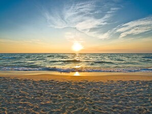 Blue, Water, Daytime, Body Of Water, Horizon, Sun, Beach, Sea, Sunset