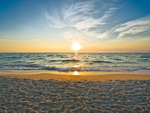 Blue, Water, Daytime, Body Of Water, Horizon, Sun, Beach, Sea, Sunset