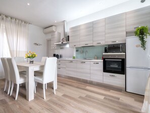 Möbel, Küche, Küchengerät, Interior Design, Flooring, Countertop, Cabinetry, Fussboden, Major Appliance, Holz