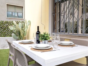 Möbel, Tabelle, Stuhl, Interior Design, Küche & Esszimmer Tisch, Flooring, Geschirr, Gartenmöbel, Esszimmer, Tisch Im Freien