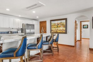 H1864 - Kitchen Stools of the Villa
