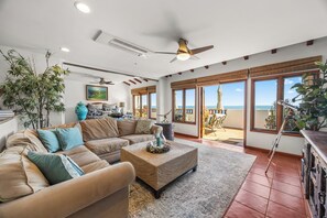 H1864 - Living Room of Hamilton Cove
