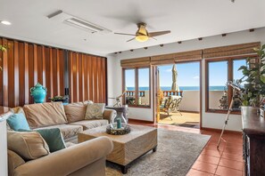 H1864 - Living Room of Hamilton Cove 2