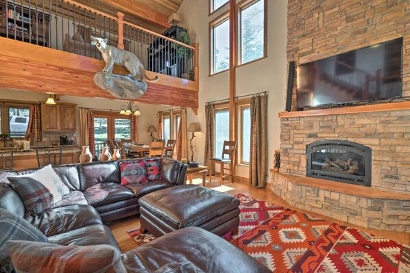 Grinning Bear Lodge - 4 BR/3 Bath Mountain Home in the Woods