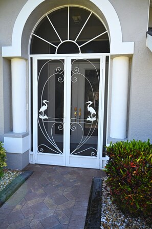 Please come inside !