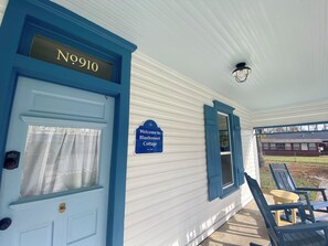 Even an antique twist doorbell - Welcome to Bluebonnet Cottage!