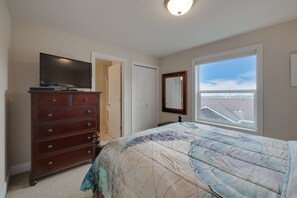 queen master suite (2)