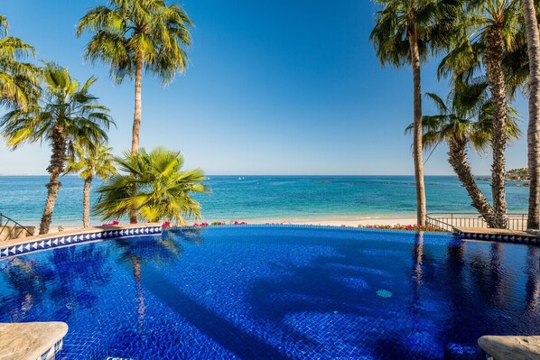 Relaxing pool