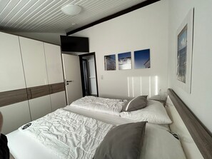 1. Schlafzimmer mit Doppelbett
