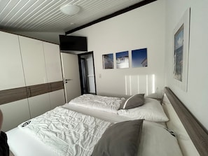1. Schlafzimmer mit Doppelbett